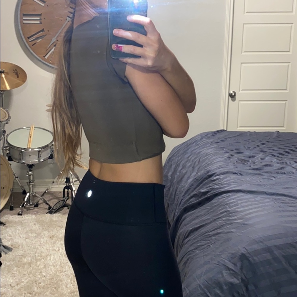 Cropped Workout V - Picture 3 of 3